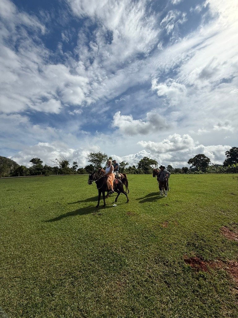 Lovas túra a Viñales-völgyben, háttérben a mogotes